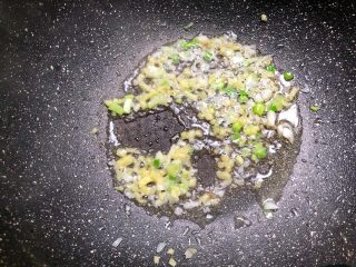 14、南煎肝,锅里剩底油，放入葱白和姜末炒香