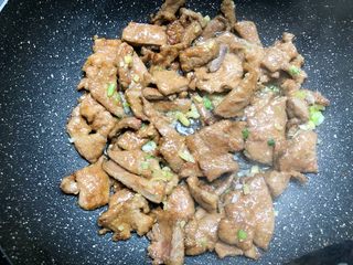 15、南煎肝,倒入炸好的猪肝翻炒一下