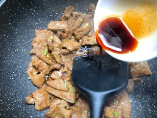 16、南煎肝,倒入调好的酱汁，快速翻炒入味