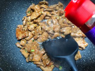 17、南煎肝,倒入5g芝麻油