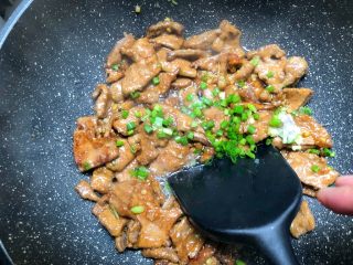 18、南煎肝,撒入葱花，马上出锅