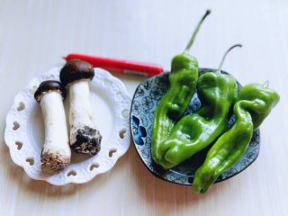 1、松茸火腿炒青椒,准备食材。