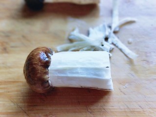 2、松茸火腿炒青椒,松茸洗干净，把外层的皮撕掉。