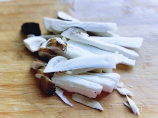 3、松茸火腿炒青椒,之后再切丝。