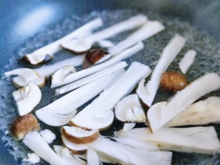 4、松茸火腿炒青椒,松茸焯水，水烧开后来去切肉好的松茸，1-2分钟捞出。