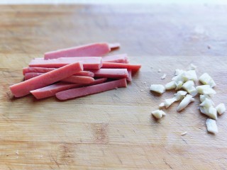 5、松茸火腿炒青椒,火腿切条。蒜去死切碎。