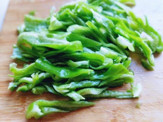 6、松茸火腿炒青椒,青椒洗干净去籽，去根切丝。