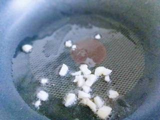 7、松茸火腿炒青椒,起油锅，加入蒜炒香。