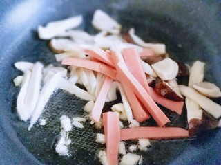 8、松茸火腿炒青椒,加入切好的松茸再来去火腿条。