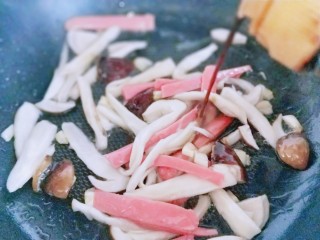 9、松茸火腿炒青椒,加入生抽。