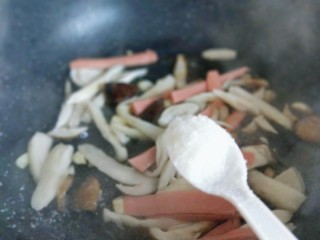 11、松茸火腿炒青椒,加入白砂糖。