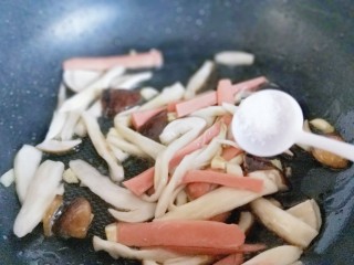 10、松茸火腿炒青椒,加入盐。