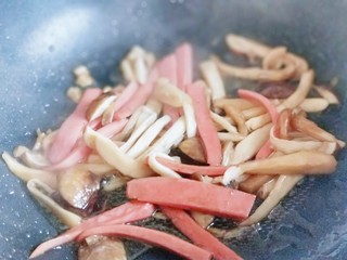 12、松茸火腿炒青椒,翻炒均匀。