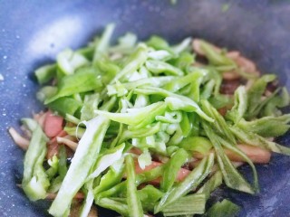 13、松茸火腿炒青椒,再加入青椒丝快速翻炒。