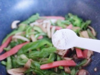 14、松茸火腿炒青椒,关火加入鸡粉可以出锅。