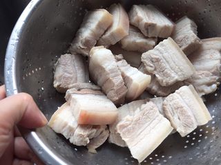 8、笋干红烧肉,五花肉用流动水冲洗干净，控干水份。
