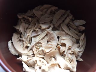 9、笋干红烧肉,准备一口砂锅，把笋干铺在砂锅底部。