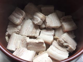 10、笋干红烧肉,再把五花肉铺在笋干上。