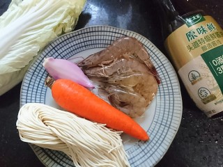 1、冬日暖心菜 酱油鲜炒面,准备好食材