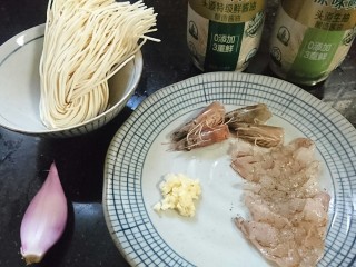 2、冬日暖心菜 酱油鲜炒面,虾去虾线，虾头备用，虾肉少许黑胡椒腌制