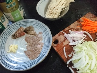 3、冬日暖心菜 酱油鲜炒面,蔬菜切细丝备用