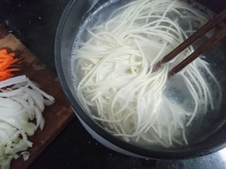 4、冬日暖心菜 酱油鲜炒面,水沸腾后，烫面2分钟