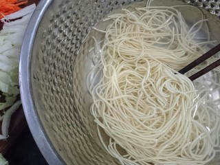 5、冬日暖心菜 酱油鲜炒面,烫好的面条过冷水