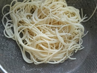 6、冬日暖心菜 酱油鲜炒面,沥干水分保持韧劲