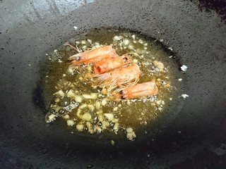 8、冬日暖心菜 酱油鲜炒面,加入蒜瓣虾头爆香