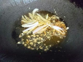 9、冬日暖心菜 酱油鲜炒面,除去虾头，入洋葱丝