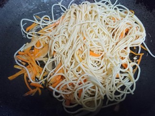 11、冬日暖心菜 酱油鲜炒面,再混入面条小火翻炒