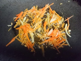 10、冬日暖心菜 酱油鲜炒面,先入不易熟的胡萝卜丝