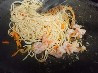 12、冬日暖心菜 酱油鲜炒面,接着是腌制好的虾仁