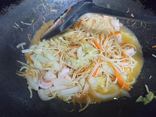 14、冬日暖心菜 酱油鲜炒面,小火，盐，生抽调味，蔬菜会出汁