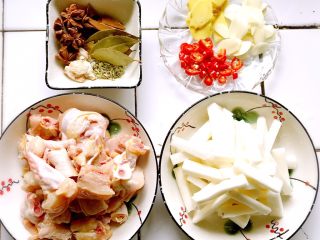 1、山药烧鸡,鸡肉切块，山药切条状，姜，蒜切片，切少许小米辣