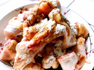 2、山药烧鸡,鸡肉洗净沥干水份，加盐，味精，鸡精，生抽，生粉