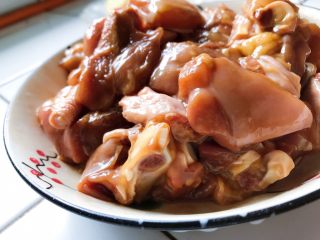 3、山药烧鸡,腌制10到15分钟