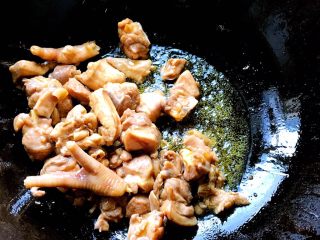 4、山药烧鸡,热锅加油烧肉下鸡肉翻炒