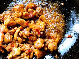 5、山药烧鸡,鸡肉炒香放郫县豆瓣继续翻炒