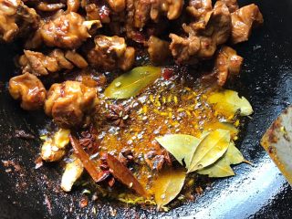 6、山药烧鸡,豆瓣鸡肉炒香后放小茴香，八角，桂皮，白芷，香叶继续翻炒
