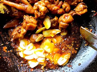 7、山药烧鸡,5大料炒香后放蒜，姜，翻炒