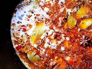 8、山药烧鸡,蒜，姜下锅和鸡肉炒香加水没过鸡肉