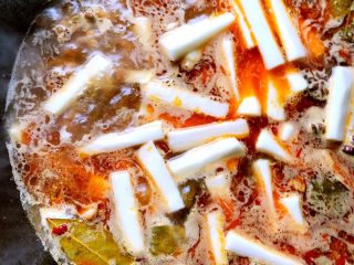 9、山药烧鸡,水开后加入山药，加盐，中火慢烧