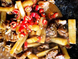 11、山药烧鸡,起锅前滴少许香油，撒点小米辣，把香叶，桂皮，八角捞起