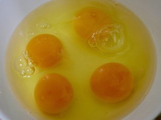 1、洋葱炒蛋配黑椒白芦笋,打鸡蛋四个，再加入少许盐和油