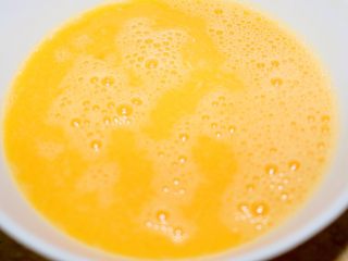 2、洋葱炒蛋配黑椒白芦笋,把鸡蛋打匀