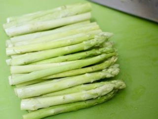 3、洋葱炒蛋配黑椒白芦笋,将白芦笋切成段，约10cm长