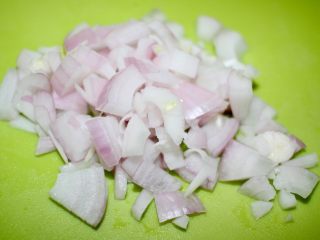 4、洋葱炒蛋配黑椒白芦笋,红葱头随意切碎