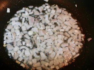 5、洋葱炒蛋配黑椒白芦笋,烧开油锅至白烟出，加入红葱头碎，中火炒至金黄色