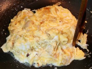 6、洋葱炒蛋配黑椒白芦笋,倒入鸡蛋，顺时针方向搅拌至半熟